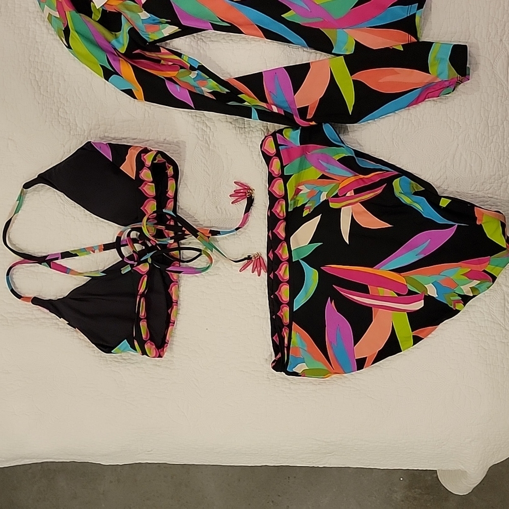 Trina Turk swim & spa collection swim suit and rash gaurd. Large. NWT. Reversabl - Picture 6 of 6